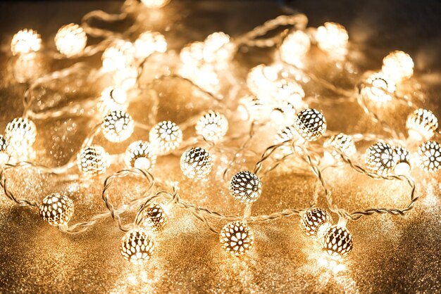 Photo christmas gold background with garland lights