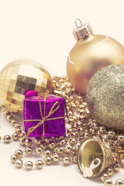 Рождественские золотые украшения шары бусы колокол крупным планом изолированные