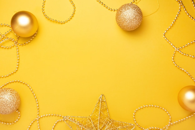 Decorazioni natalizie in oro su fondo colorato illuminante