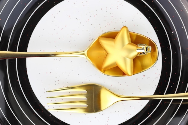 Photo christmas golden cutlery on a plate