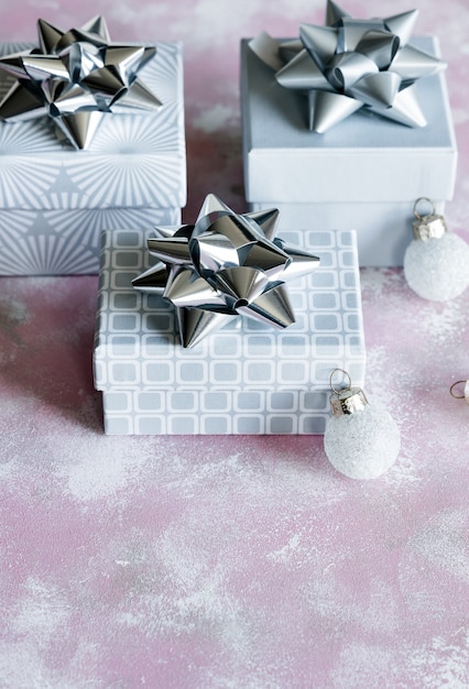 Photo christmas gray gift boxes with silver bows