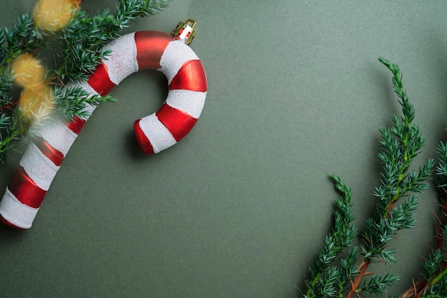 크리스마스 녹색 배경 전나무 가지 계절 장식 사탕 지팡이 크리에이 티브 플랫 레이 상위 뷰 복사 공간