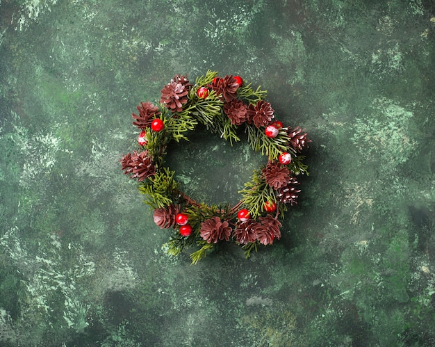 Photo christmas green background with wreath