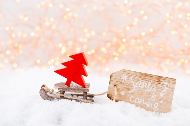 クリスマスのグリーティングカード。ボケックスシルバーの背景にお祝いの装飾。新年のコンセプト。スペースをコピーします。フラットレイ。上面図。