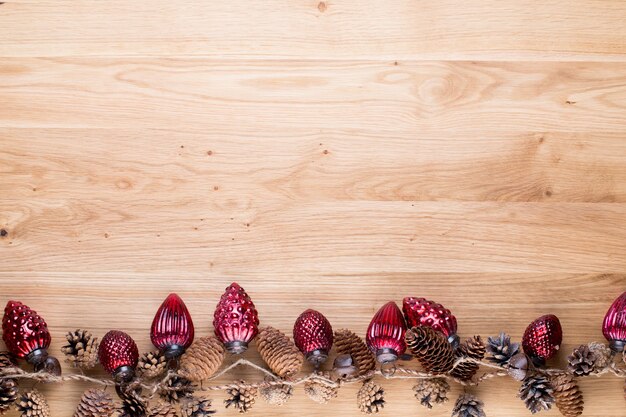 クリスマスのグリーティングカード。木製のお祭りの装飾。