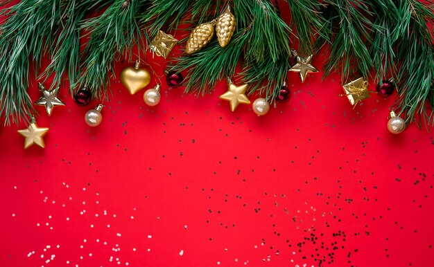 クリスマスのグリーティングカード。明けましておめでとうございます。赤い背景のクリスマスの飾り。メリークリスマスカード。テキスト用のスペース。