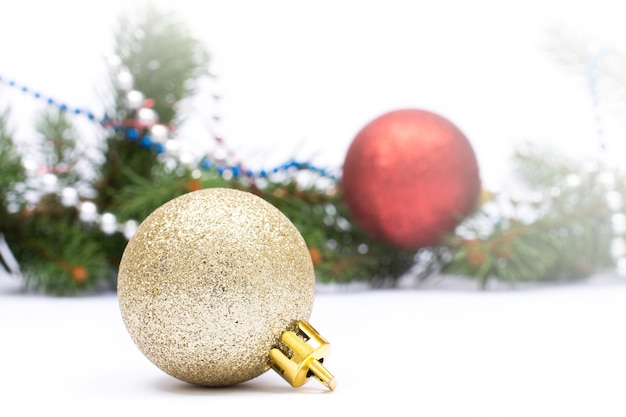 クリスマスグリーティングカード 白い背景の孤立したボールと装飾とコピースペース