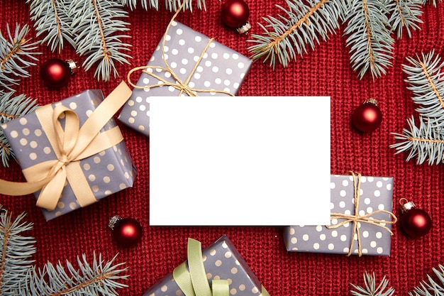 Foto biglietto d'auguri di natale, confezione regalo e decorazioni natalizie, vista dall'alto, piatto, biglietto di capodanno