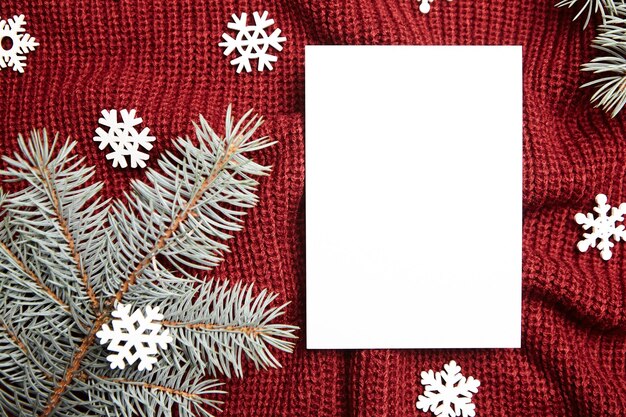 Photo christmas greeting card mockup on red sweater background top view flat lay blank new year card