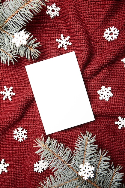 Photo christmas greeting card mockup top view flat lay blank new year card with winter decor