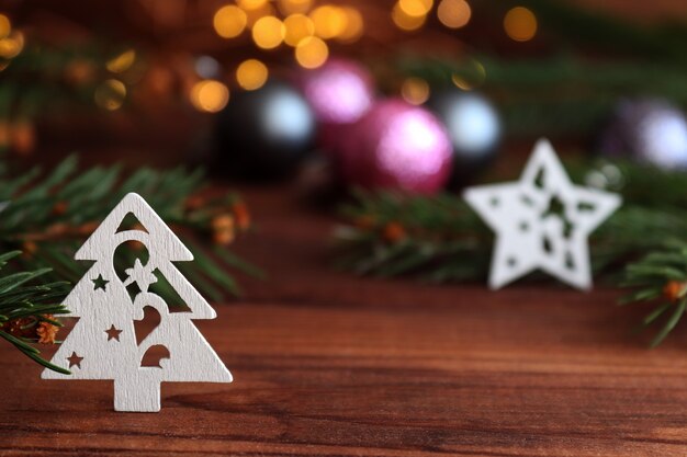 Рождественская открытка с елочными украшениями, игрушечным деревом, огнями, шарами, боке с копией пространства