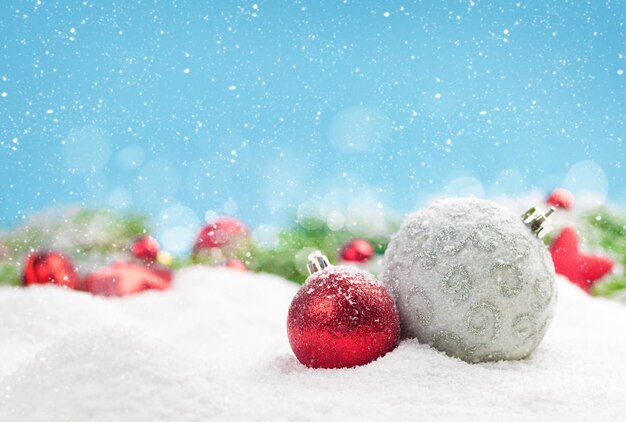 写真 クリスマス・グリーティング・カードは ⁇ 青い背景の上に雪で装飾し ⁇ クリスマス・グリーティングのためにスペースをコピーします ⁇