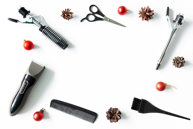 Рождественские аксессуары для парикмахера с рождественскими украшениями на белом. Плоская планировка