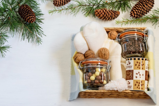 Foto confezione regalo natalizia fatta a mano con caffè, cioccolato, tazza di caffè e calzini caldi.