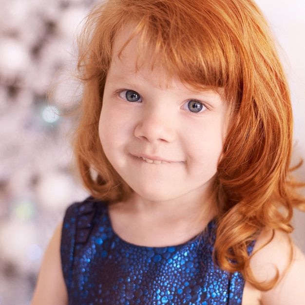 クリスマス幸せな女の子豪華な魅力的な赤い髪の子供クリスマスの奇跡