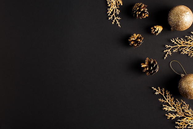 Foto natale e felice anno nuovo laici piatta concetto di celebrazione oro e nero con confezione regalo e decorazione vista dall'alto dello spazio di copia