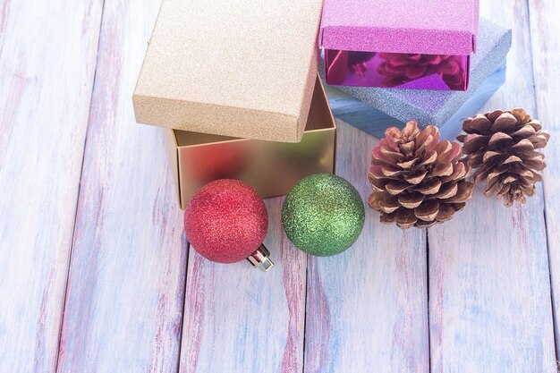 クリスマスと新年あけましておめでとうございますギフトボックスと木製の背景にタグと赤いリボン