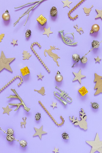 Photo christmas and happy new year golden festive decorations on the lavender color background