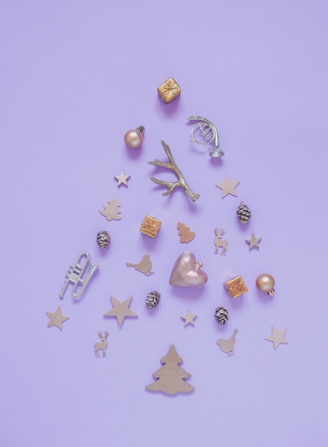 Photo christmas and happy new year golden festive decorations on trendy lavender backgroundx9