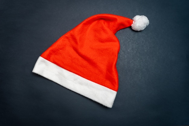 Foto cappello di natale su sfondo nero copia spazio per il testo