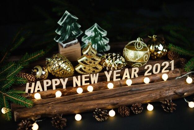 クリスマスツリーとクリスマスの装飾とクリスマス休暇の背景。