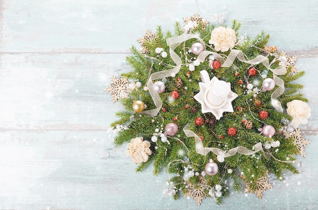 クリスマス休暇の構成。お祝いの創造的な花輪、リボン、雪片、白い背景の上のクリスマスツリーとクリスマスゴールドの装飾ホリデーボール。フラットレイ、上面図