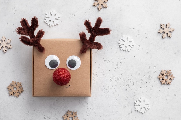 크리스마스 휴가 개념. 사슴 공예 선물 상자
