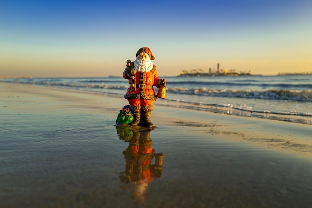 海の上のクリスマス休暇のコンセプトのおもちゃのサンタ