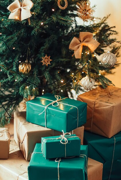 クリスマス休暇の配達と持続可能なギフトのコンセプトは、エコフレンドルに包まれたグリーンブルーのギフトボックスです...