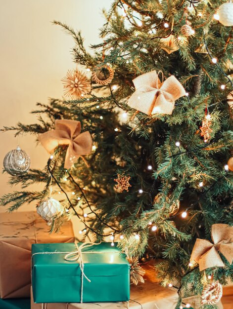 크리스마스 휴일 배달 및 지속 가능한 선물 개념 녹색 파란색 선물 상자는 친환경 포장재로 포장되어 있습니다.