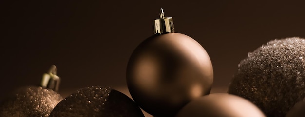 Vacanze di natale e concetto di decorazione festiva palline dorate su sfondo beige