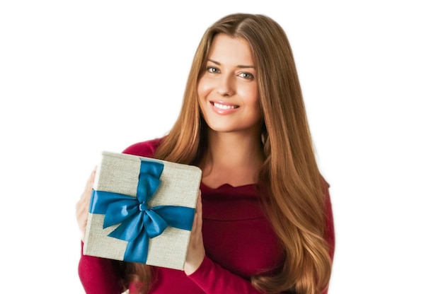 Donna felice del presente di festa di natale che tiene un regalo o una consegna dell'abbonamento della scatola di bellezza di lusso isolata su fondo bianco