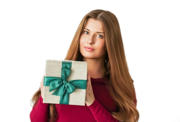 흰색 배경에 고립 된 선물 또는 고급 뷰티 박스 구독 배달을 들고 크리스마스 휴가 선물 행복한 여자