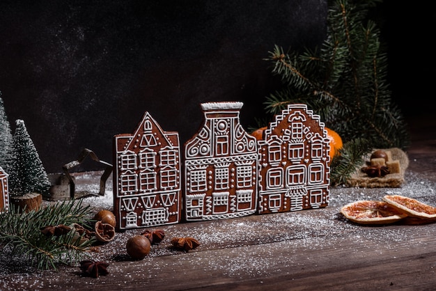 Фото Рождественский праздничный стол с вкусным трюфельным тортом и красивыми пряниками