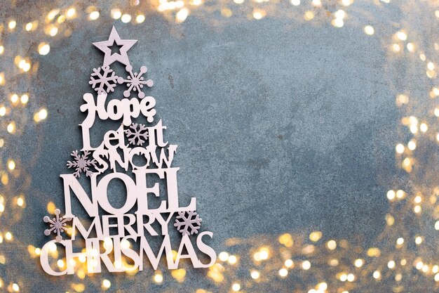 Photo christmas holidays composition on wooden background.




christmas tree decoration and copy space for your text.