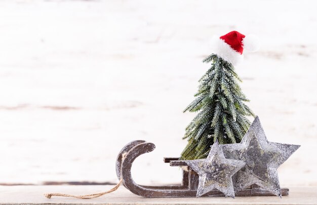 木製の背景にクリスマス休暇の組成物。テキストのクリスマスツリーの装飾とコピースペース。