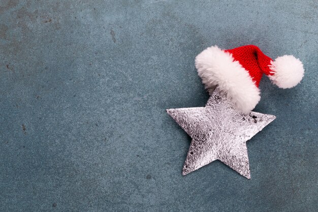 Composizione di vacanze di natale su fondo di legno. decorazione dell'albero di natale e spazio della copia per il vostro testo.