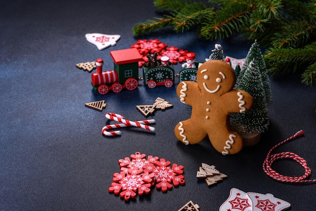 Biscotti di pan di zenzero fatti in casa di natale su un tavolo di cemento scuro