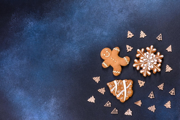 Biscotti di pan di zenzero fatti in casa di natale su un tavolo di cemento scuro