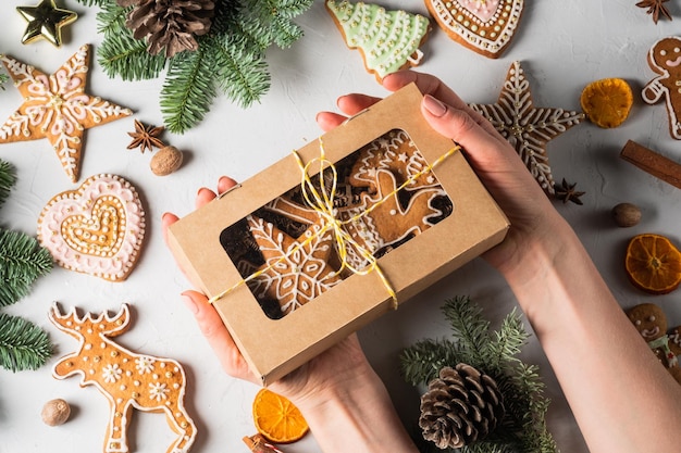 회색 테이블에 있는 선물 상자에 크리스마스 홈메이드 진저브레드 쿠키