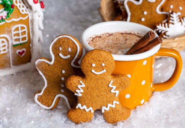 Foto biscotti di pan di zenzero fatti in casa per il natale, uomo di pane di zenzero.