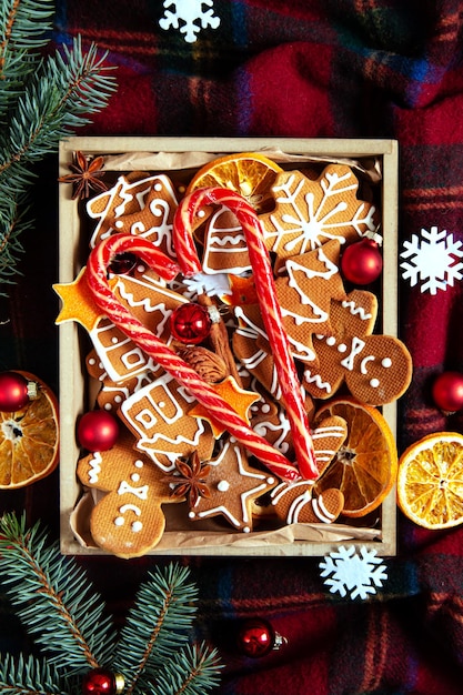 写真 トレイにクリスマスの自家製ジンジャーブレッド クッキー