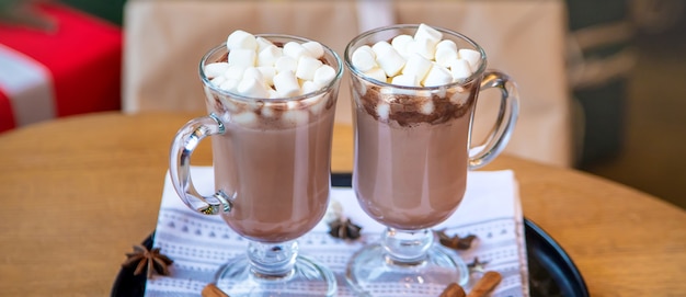 テーブルの上のクリスマスホットチョコレート