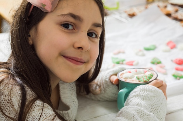 Cioccolata calda natalizia con marshmallow pupazzo di neve nella tazza