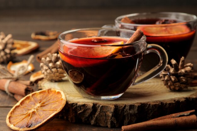 Natale vin brulè caldo con cannella e arancia