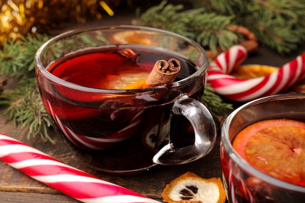 계피와 오렌지와 함께 크리스마스 핫 mulled 와인
