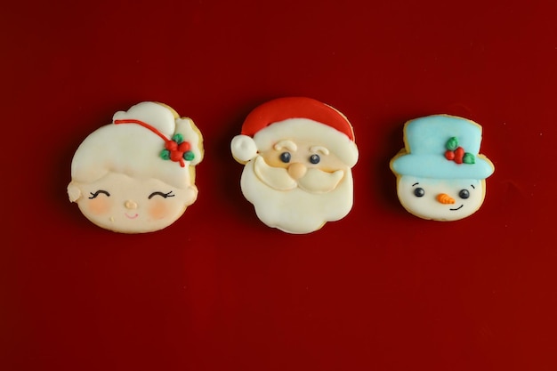 クリスマスのアイシング シュガー クッキー赤い背景と装飾品。