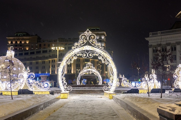 Рождественские иллюминационные фигуры на улице города Метель