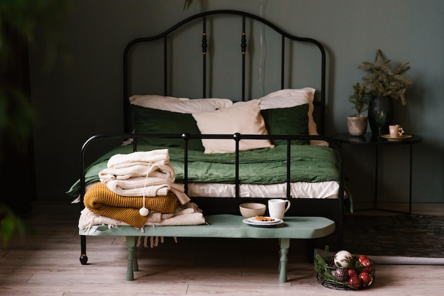 Photo christmas interior of a cozy bedroom with a bed and a blanket