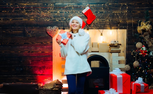 Foto interni di natale ragazza divertente in costume da babbo natale moda ritratto di ragazza al chiuso con christma